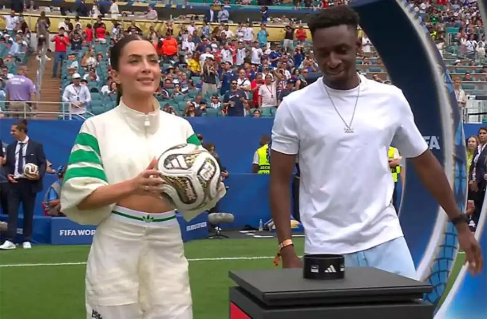 Jade Picon entra em campo antes de França x Inglaterra; entenda