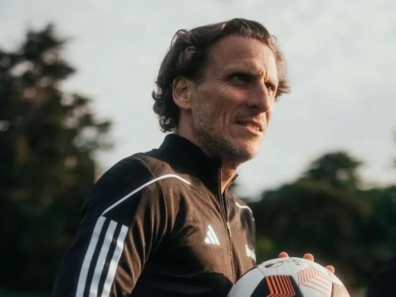 Uruguai anuncia Diego Forlán como técnico substituto de Bielsa após fracasso na Copa
