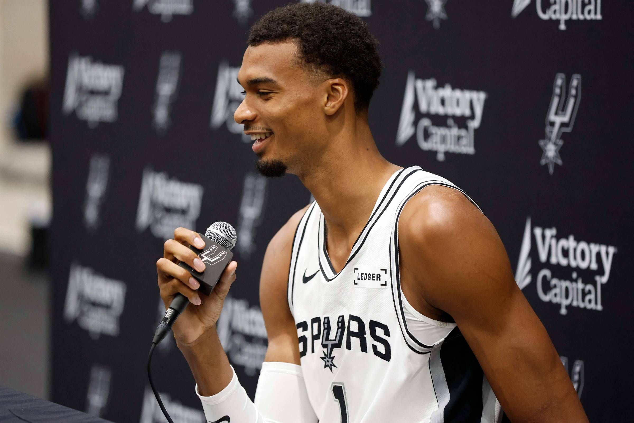 Astro da NBA Wembanyama apoia protestos estudantis na França