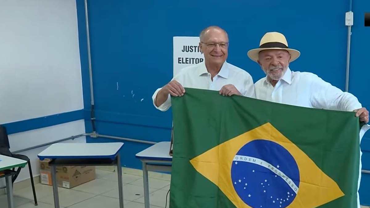 Democracia e civilização representados por torcedores rivais!