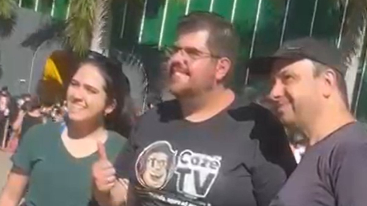 Sósia de Casimiro Miguel vira atração na sede da CazéTV
