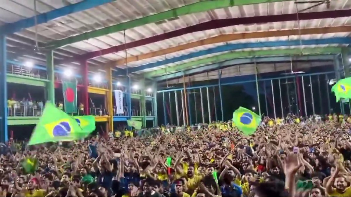 Multidão se reúne em Bangladesh para apoiar a Seleção Brasileira
