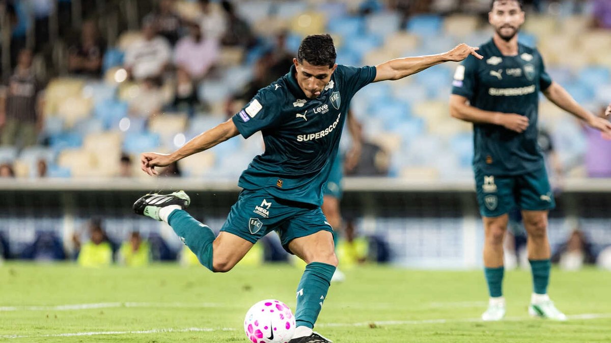 Em noite de Savarino, Fluminense bate Coritiba e assume terceiro lugar