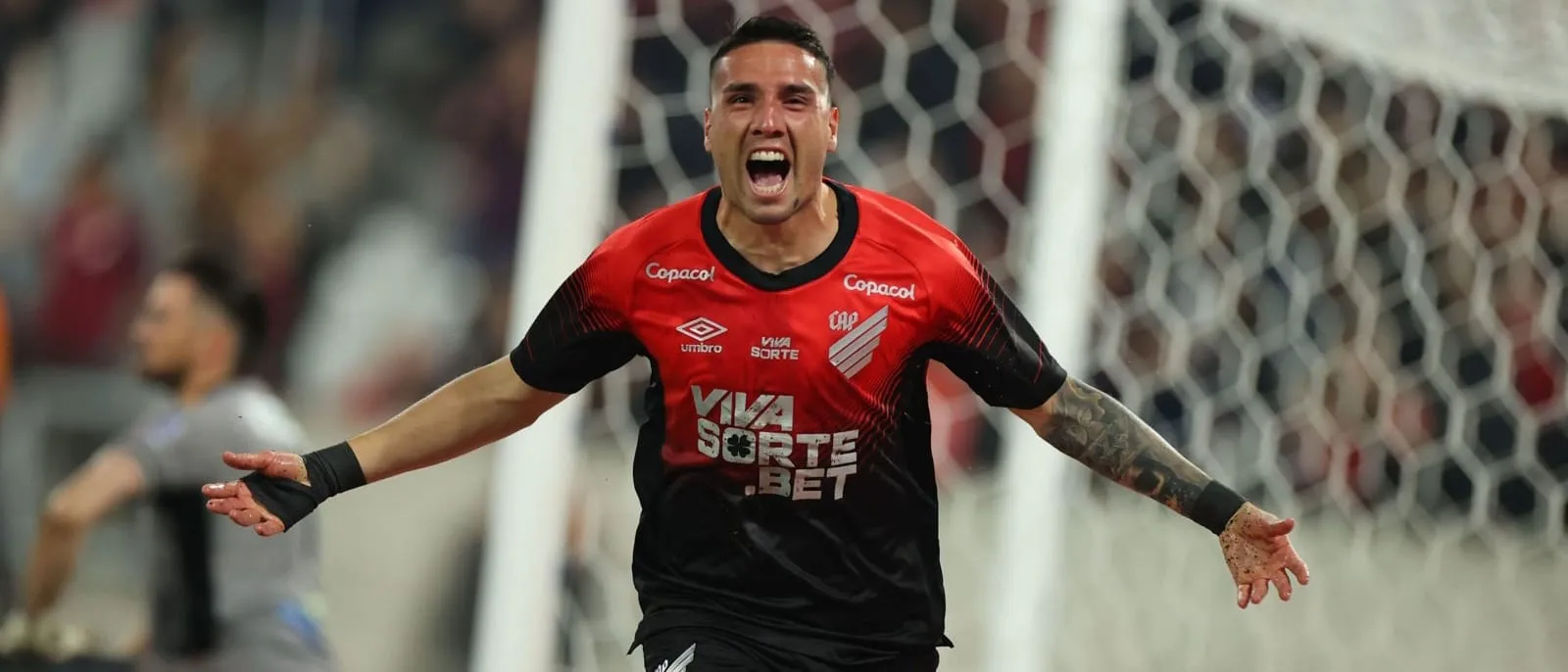 Lateral volta a treinar e pode reforçar o Athletico