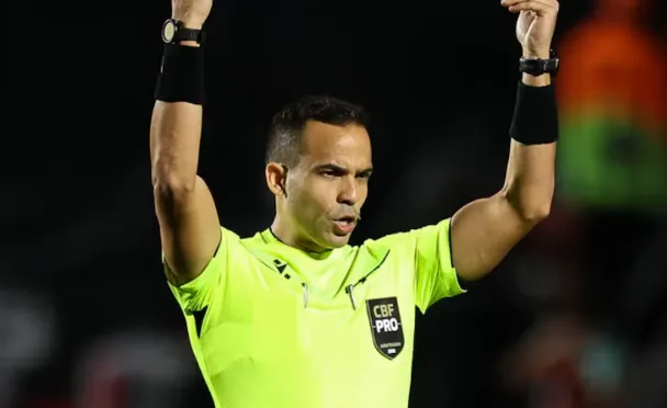 'Insinuou roubo' e 'força excessiva', diz árbitro de Vitória x Palmeiras