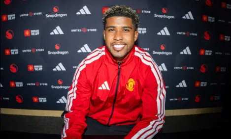 Manchester United oficializa contratação de Andrey Santos