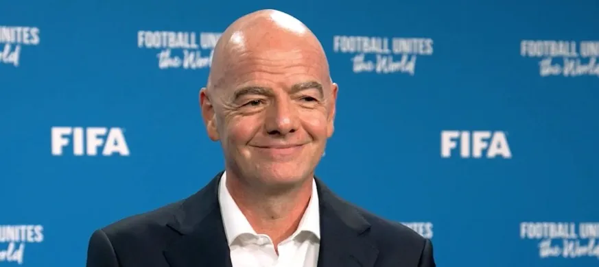 Uefa mantém posição e exige saída imediata de Infantino
