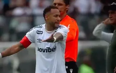 Neymar deixa o campo após atendimento de Brazão