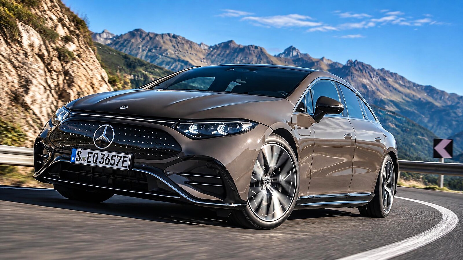 Mercedes-Benz EQS ganha direção sem ligação mecânica com as rodas dianteiras e cobra € 2.975 pelo opcional que também esterça o eixo traseiro