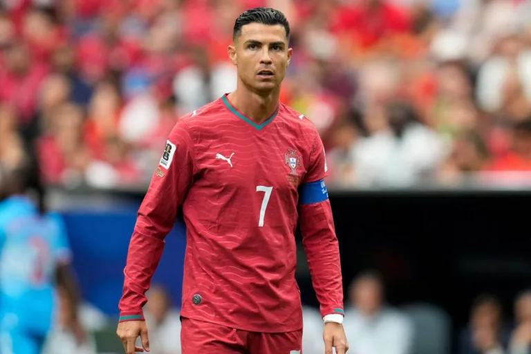 Cristiano Ronaldo vira ator após despedida das Copas e estreia em série de futebol; veja detalhes