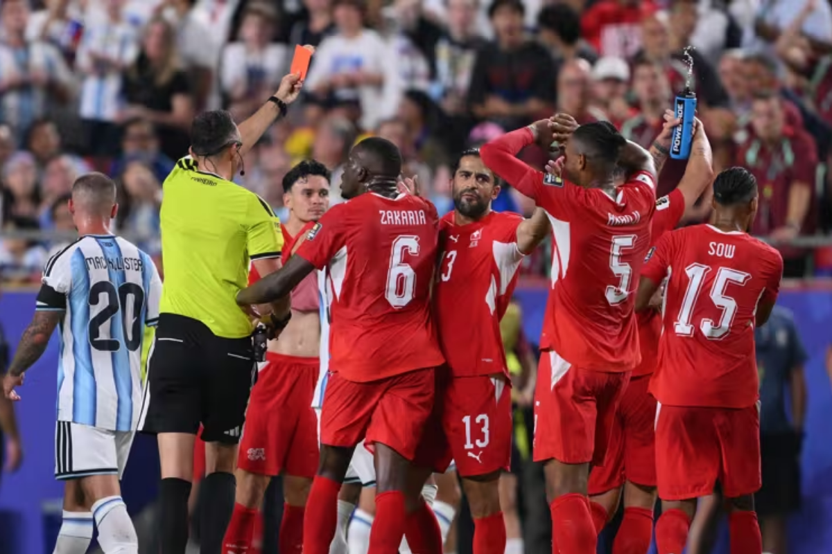 Órgão que define as regras do futebol aponta erro do VAR em expulsão que favoreceu a Argentina na Copa