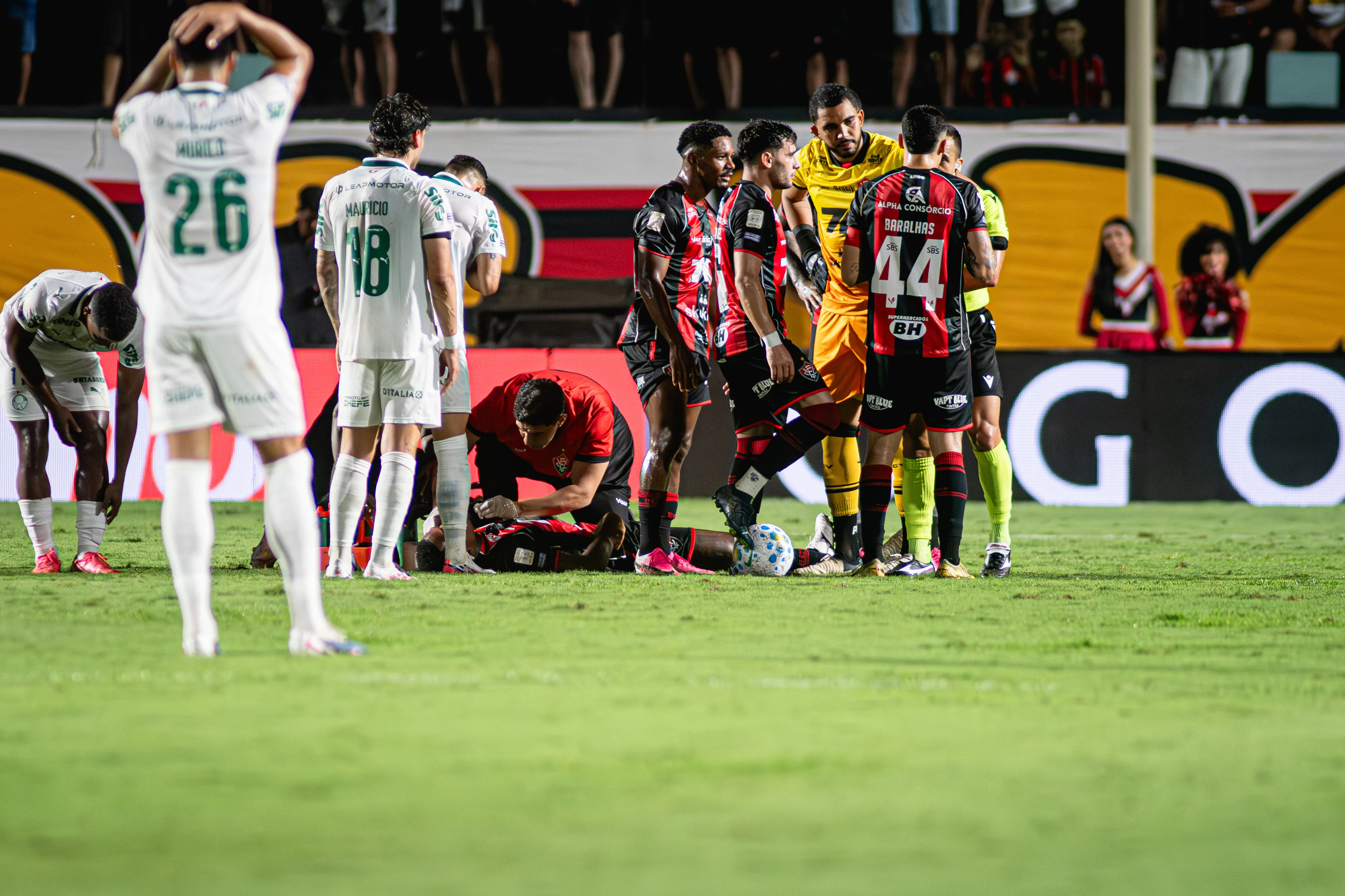 Mauricio é denunciado por cotovelada contra jogador do Vitória e pode pegar suspensão de até seis jogos