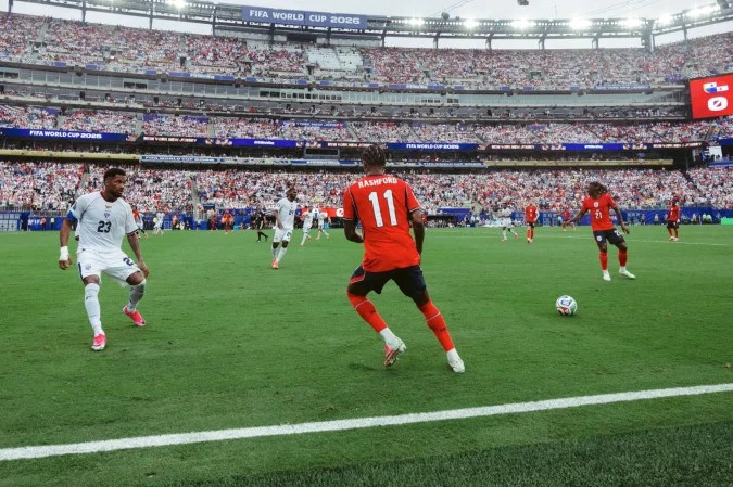 Entenda a tecnologia que "costura" os gramados híbridos no futebol