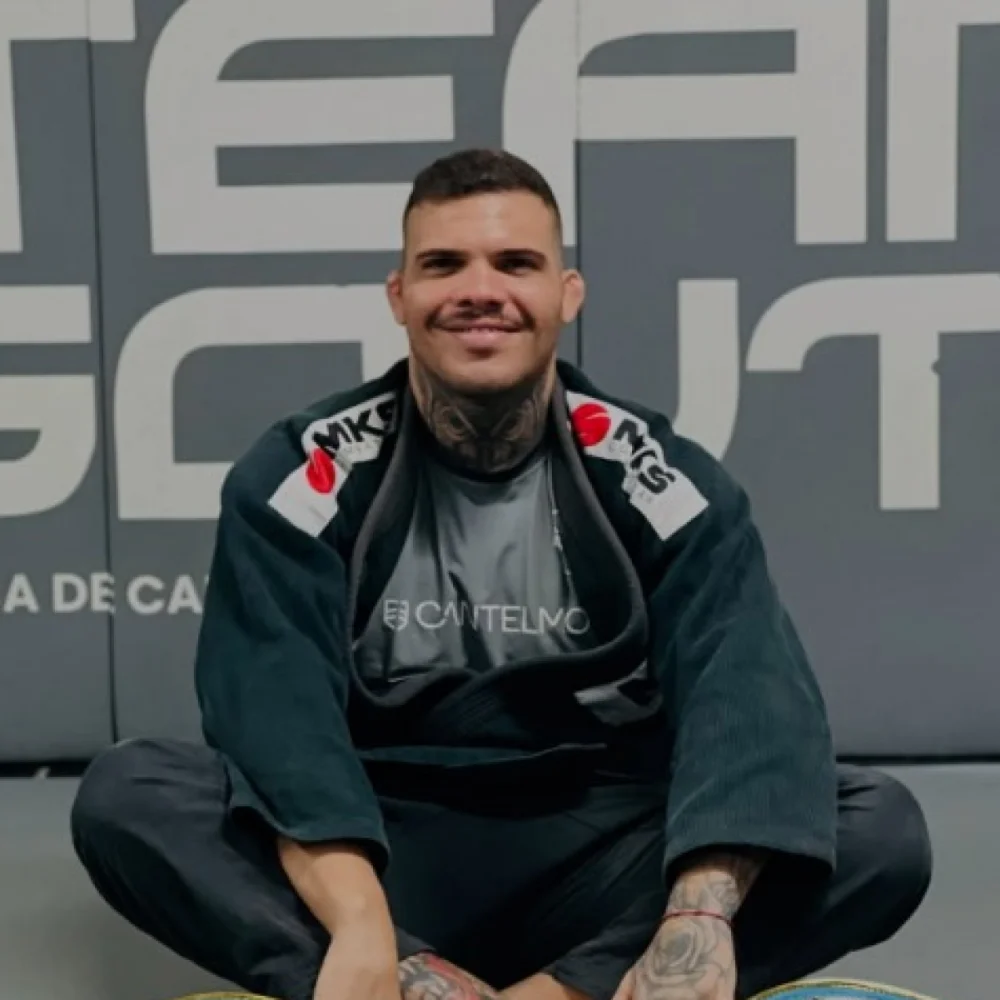 Lutador de Muay Thai é baleado após partida de futebol da Galoucura