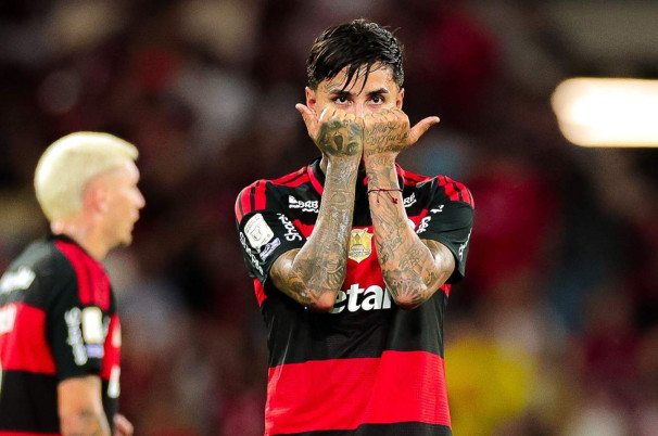 Flamengo vence o Vitória por 2 a 0 e encosta na liderança do Brasileirão