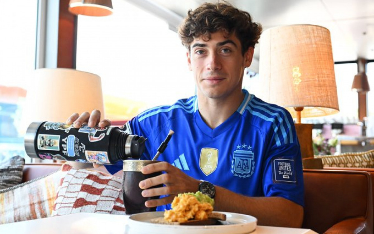 Colapinto veste camisa de Messi na chegada no GP da Bélgica