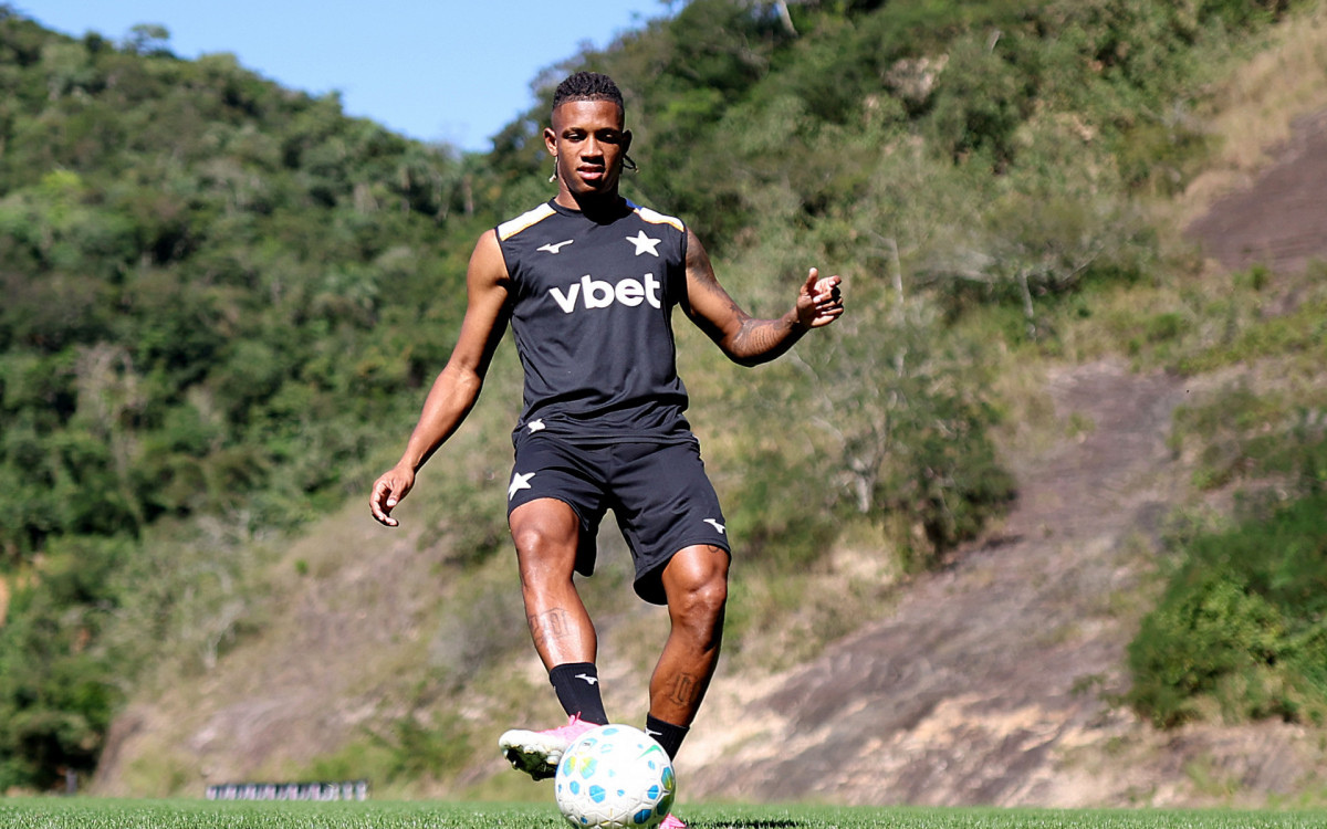 Botafogo relaciona Danilo para jogo contra o Vitória no Brasileirão