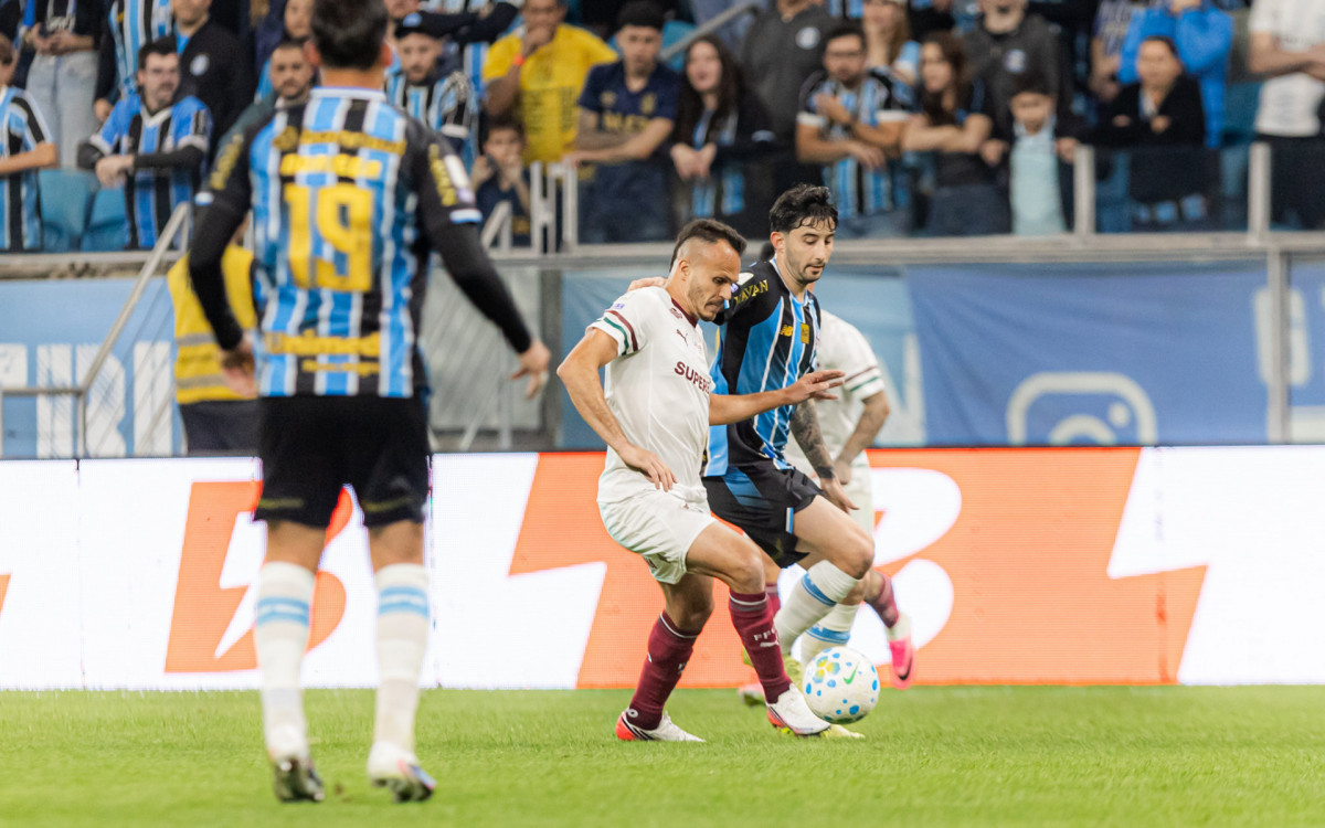Fluminense é vazado pelo 13º jogo seguido no Brasileirão e vive drama na defesa