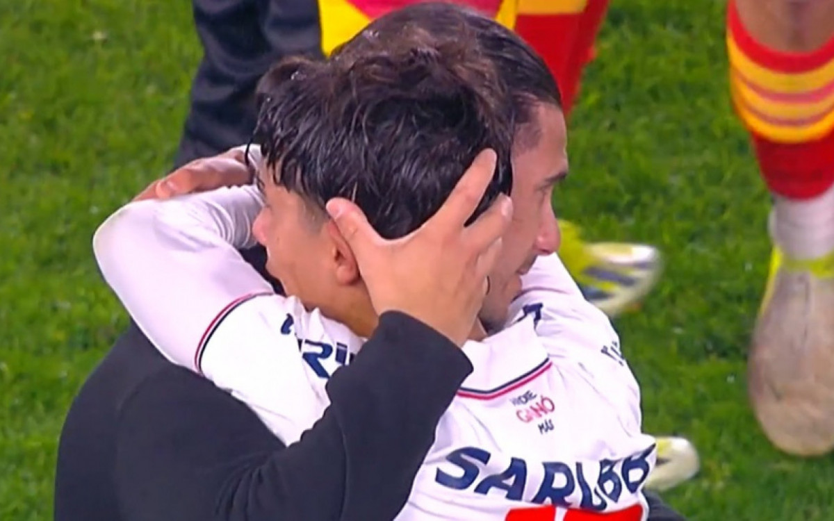 Vídeo: pai e filho choram ao se enfrentarem em jogo no Uruguai