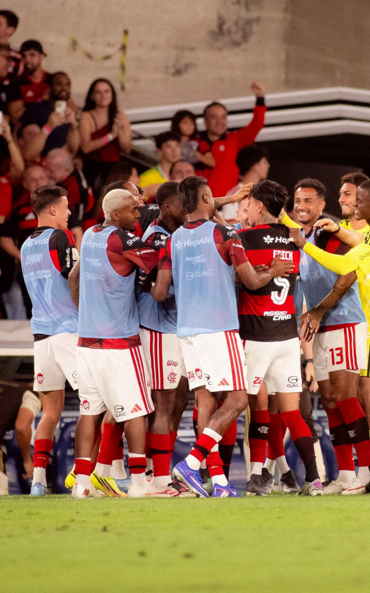 Flamengo vence Vitória com golaço de Pulgar pelo Brasileirão