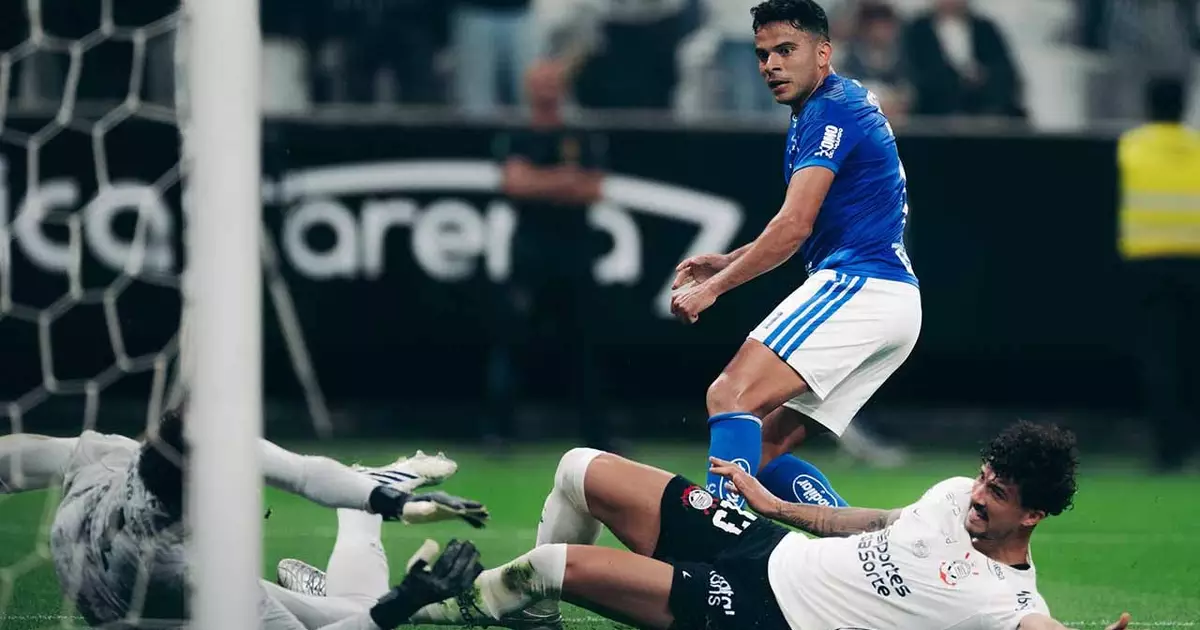 Cruzeiro bate o Corinthians em Itaquera e cola no G4 do Brasileiro
