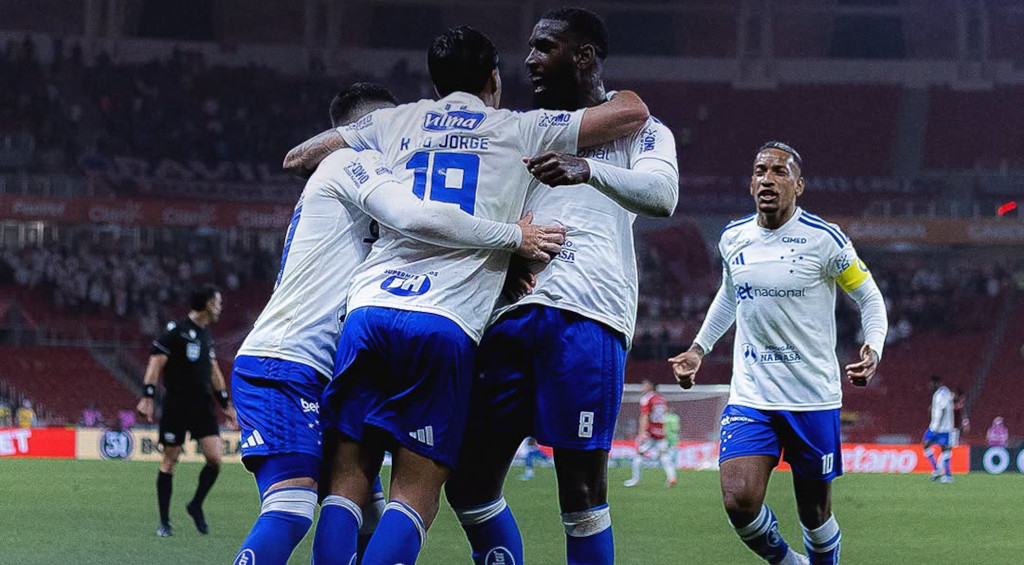 Cruzeiro bate Inter e sobe na tabela após retorno do Brasileirão