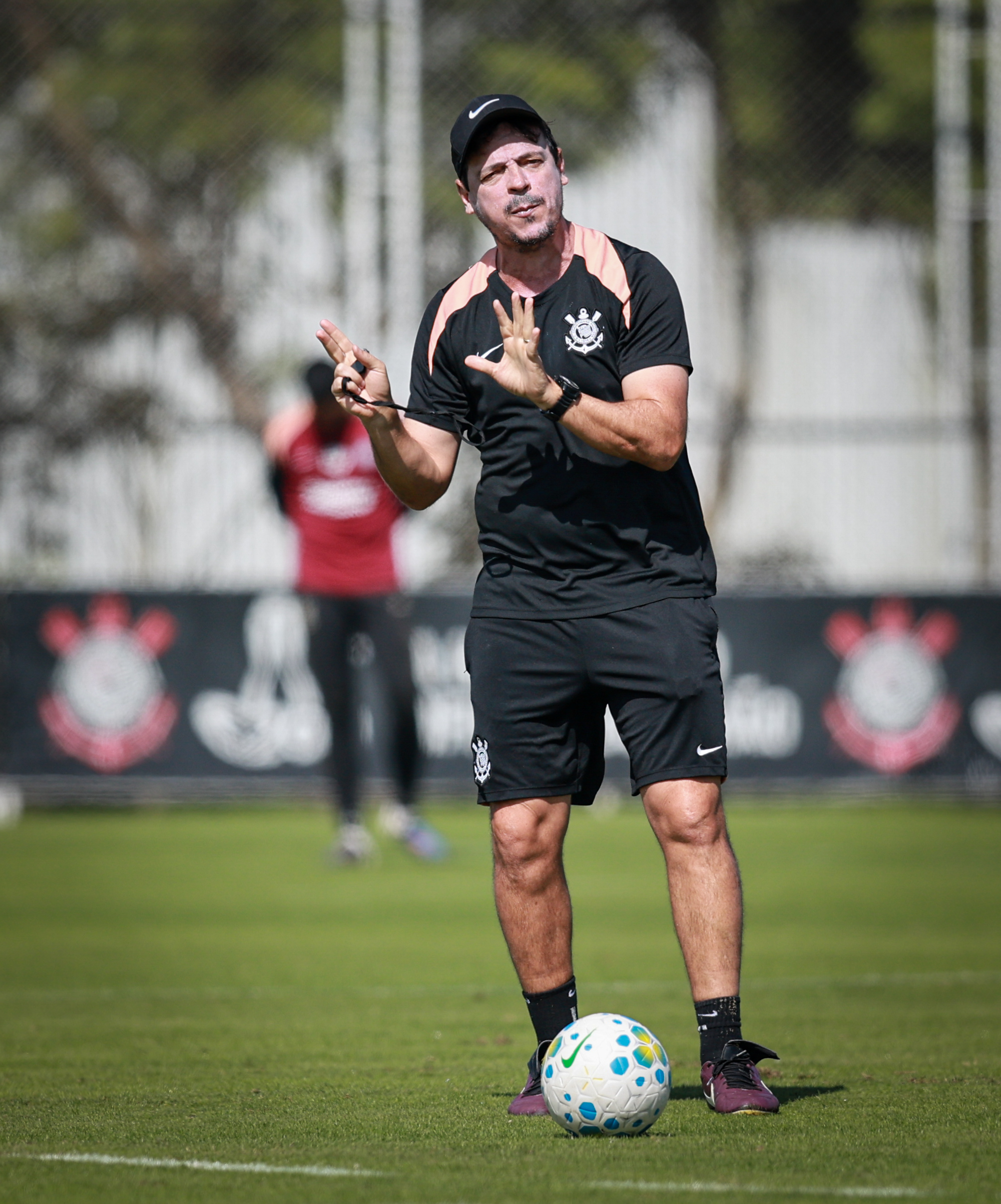 Diniz faz ajustes defensivos no Corinthians visando amistoso