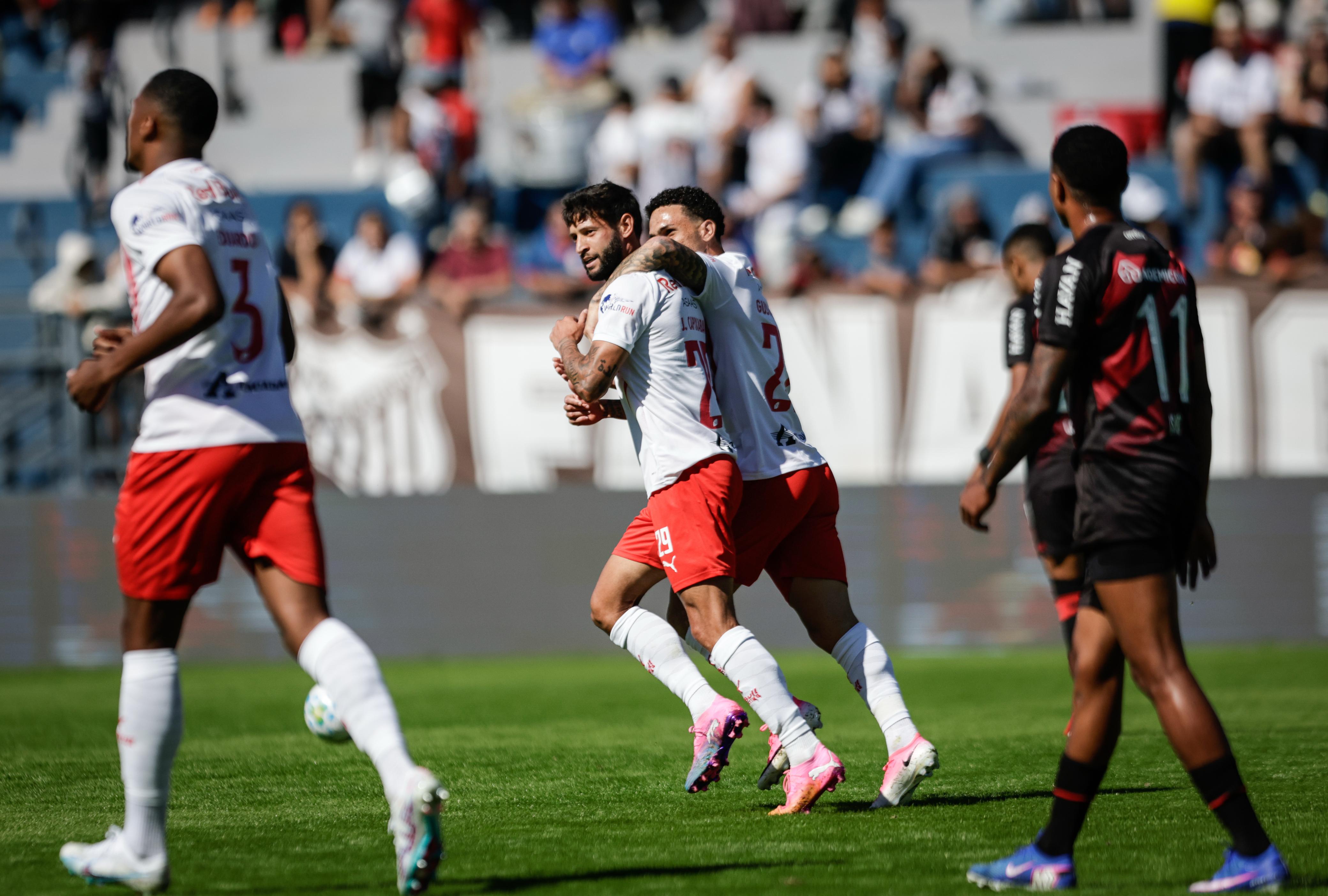 Bragantino vence Athletico