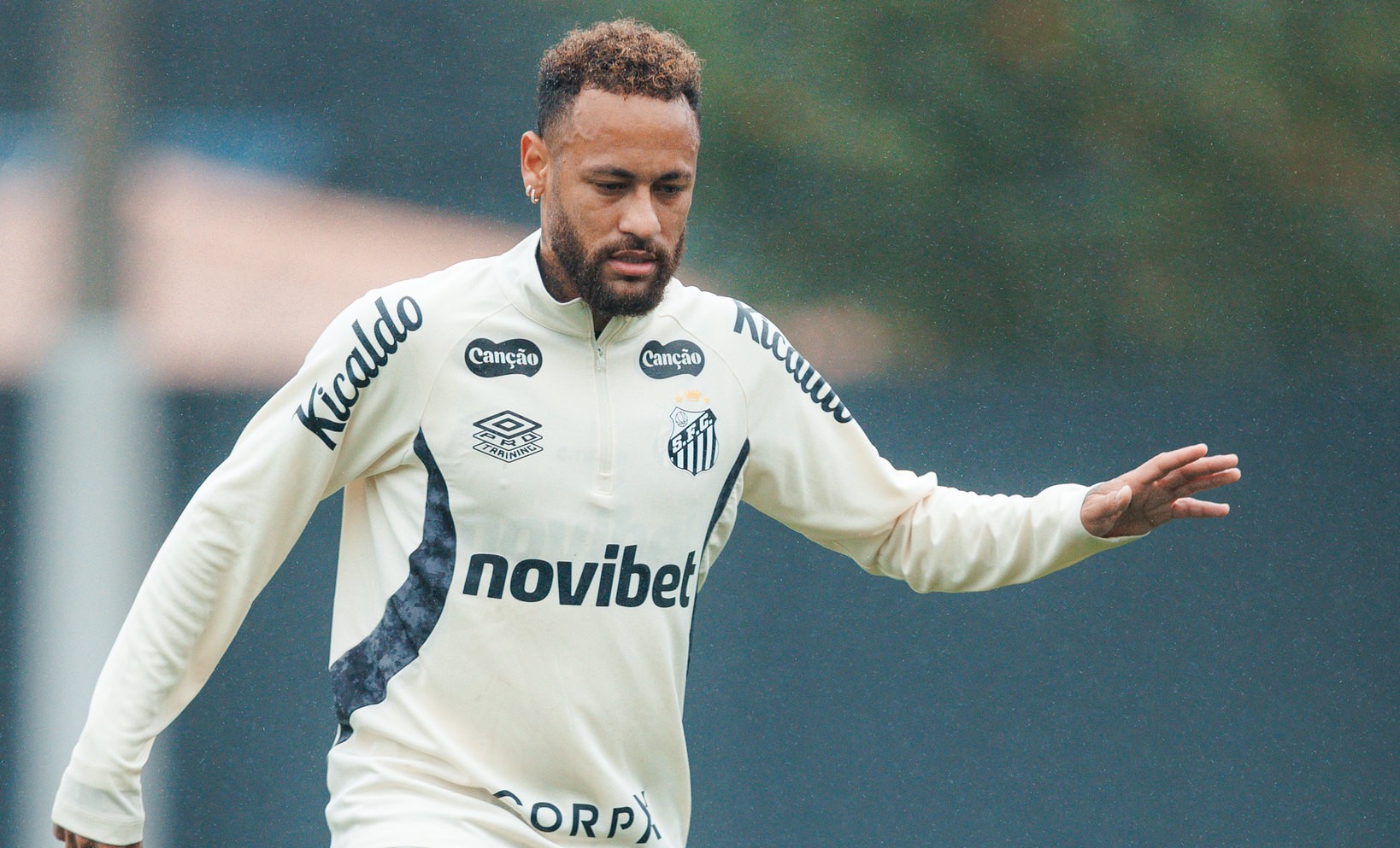 Brad Pitt ironiza Neymar e promete “aulas?