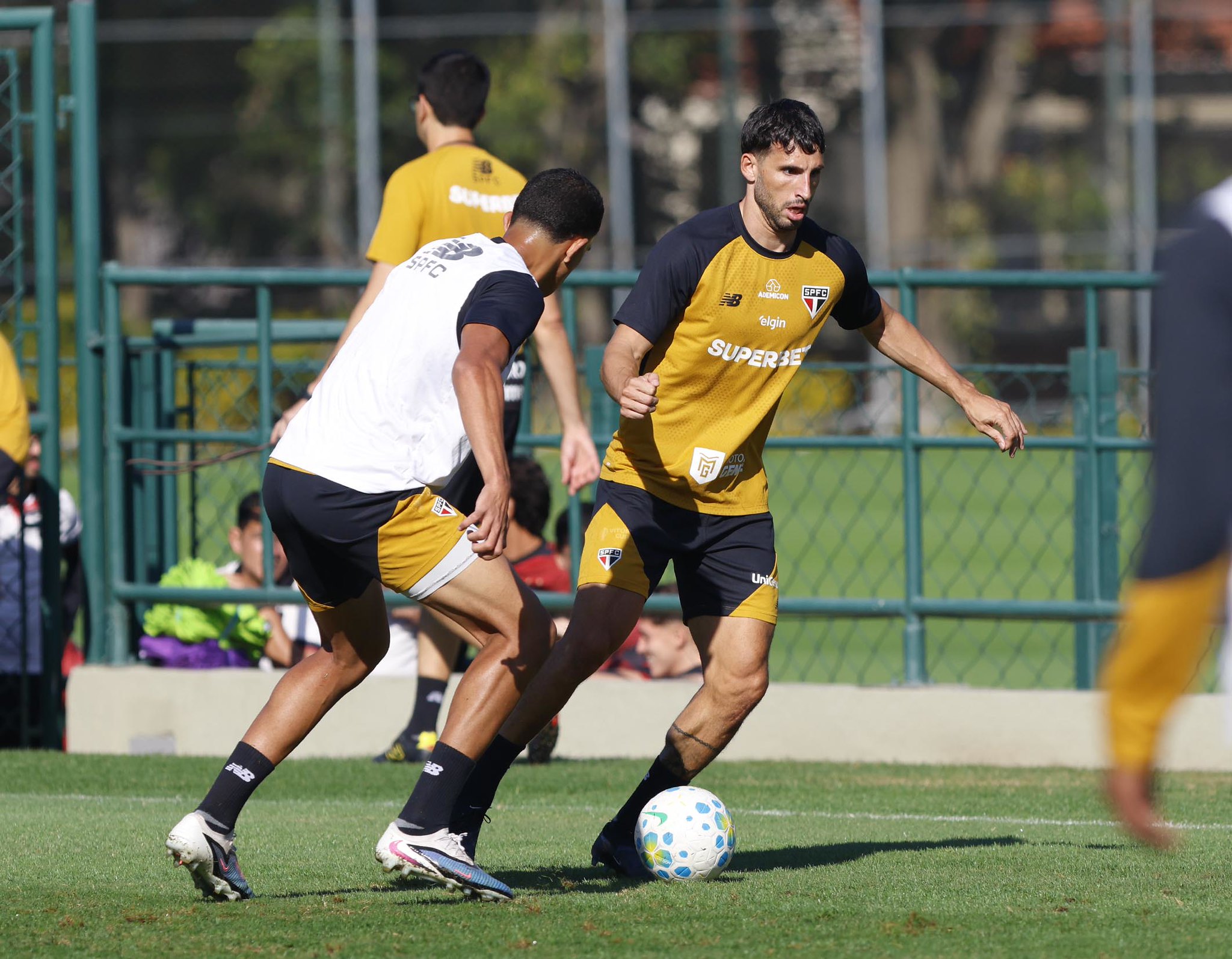Calleri é o atacante que mais vence duelos aéreos no Brasileirão