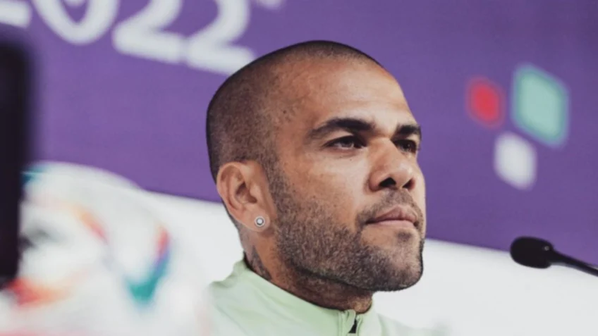 Daniel Alves diz que foi mais feliz na prisão do que no futebol
