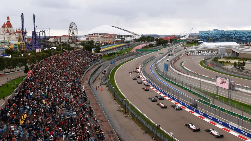 FIA volta atrás e suspende restrições a russos em competições