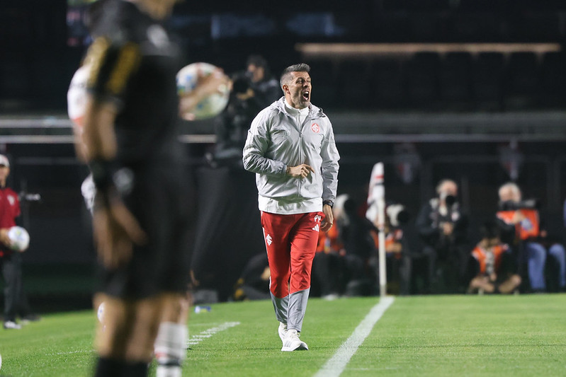 Internacional anuncia demissão de Paulo Pezzolano, 18º técnico a cair no Brasileirão
