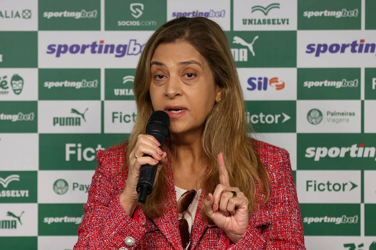 Palmeiras age na surdina e contrata meio