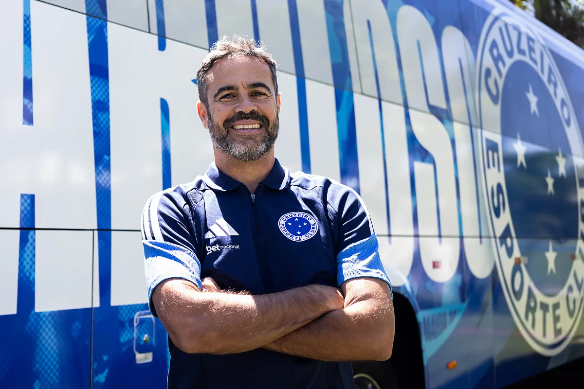 Artur Jorge é comunicado pelo Cruzeiro sobre decisão da diretoria e funcionário deixa o clube