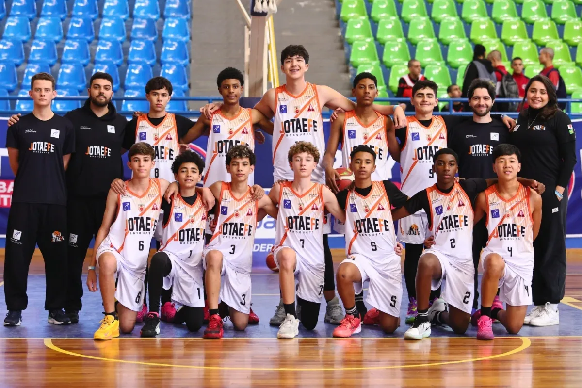 Pódio e encontro com ex-NBA: sub-14 do Jotaefe Basquete encerra participação em torneio em São Paulo
