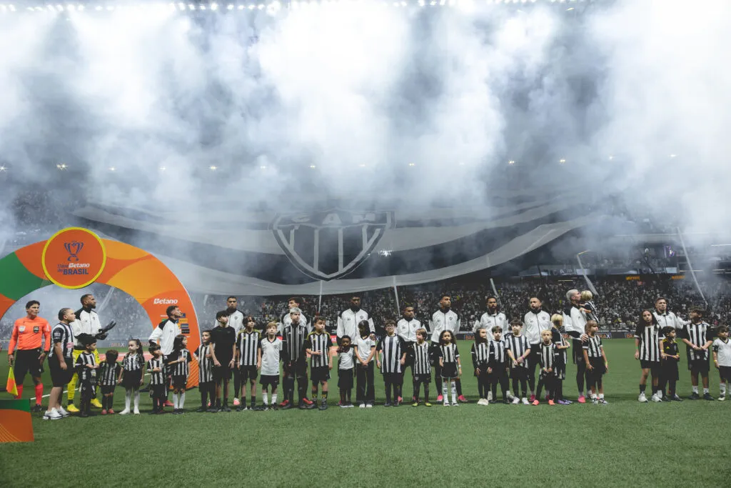 MG age rápido no mercado e vai contratar o sonho do Vasco