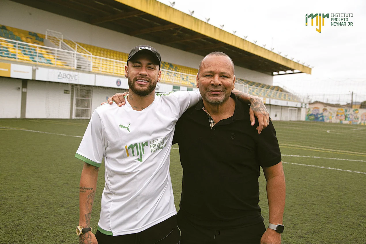 Pai de Neymar nega fim de carreira: ‘Vai fazer o quê?’