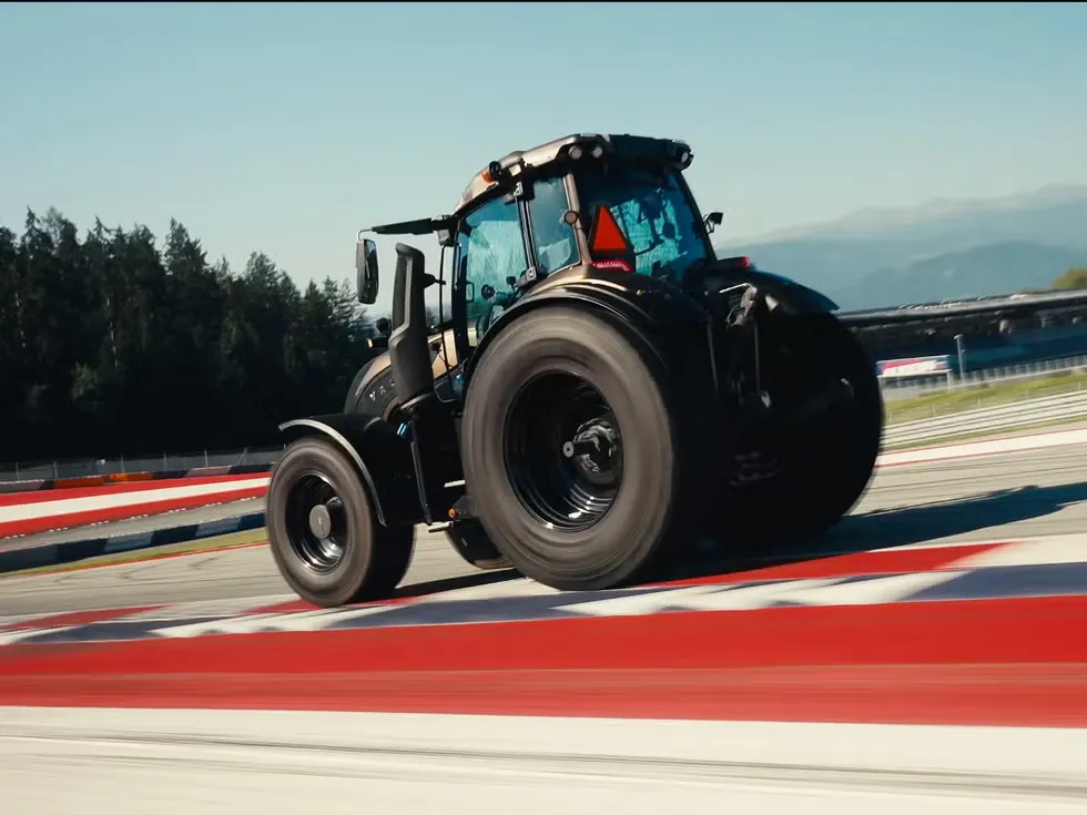 Trator agrícola troca a lavoura por pista de Fórmula 1 e bate recorde de volocidade: Valtra Série T com motor 7.5 de seis cilindros atinge 87 km/h e estabelece marca de 3min36,4s no circuito Red Bull