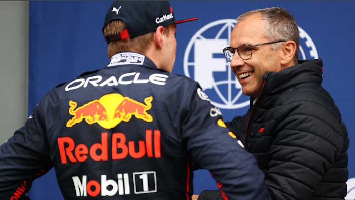 Domenicali aposta na permanência de Verstappen na F1