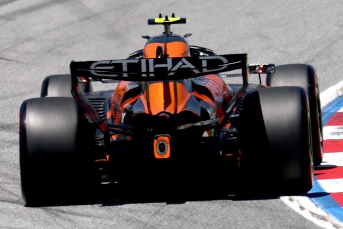 McLaren adia teste de asa traseira experimental na Áustria