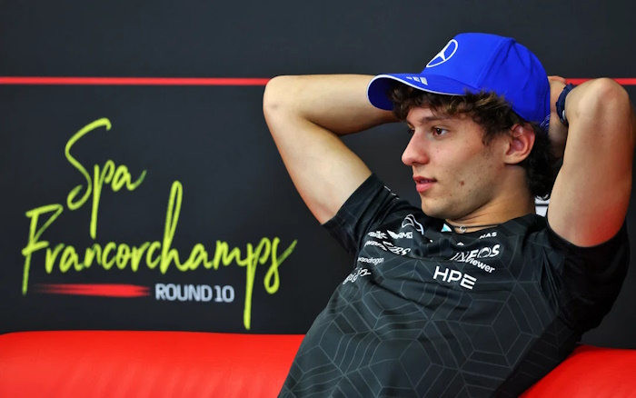 Antonelli revela como pressão afetou estreia na Mercedes