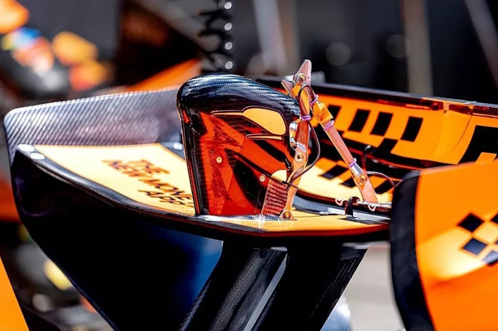 McLaren "decepcionada" com atraso na asa traseira giratória