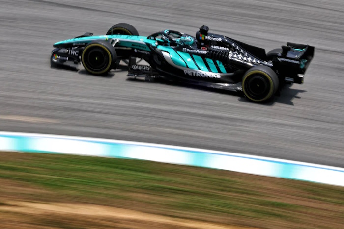 Russell cobra solução para degradação dos pneus em Sepang
