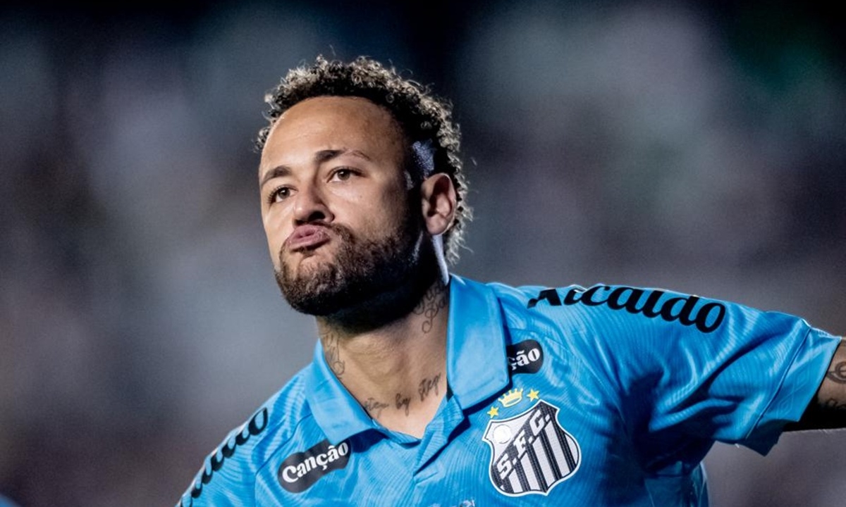 Neymar terá reunião com Santos após férias e permanência é incerta