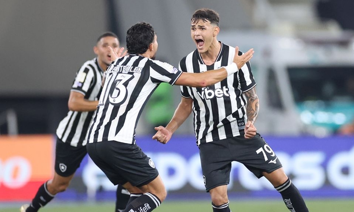 Com gol no último lance, Botafogo bate Santos na volta do Brasileirão