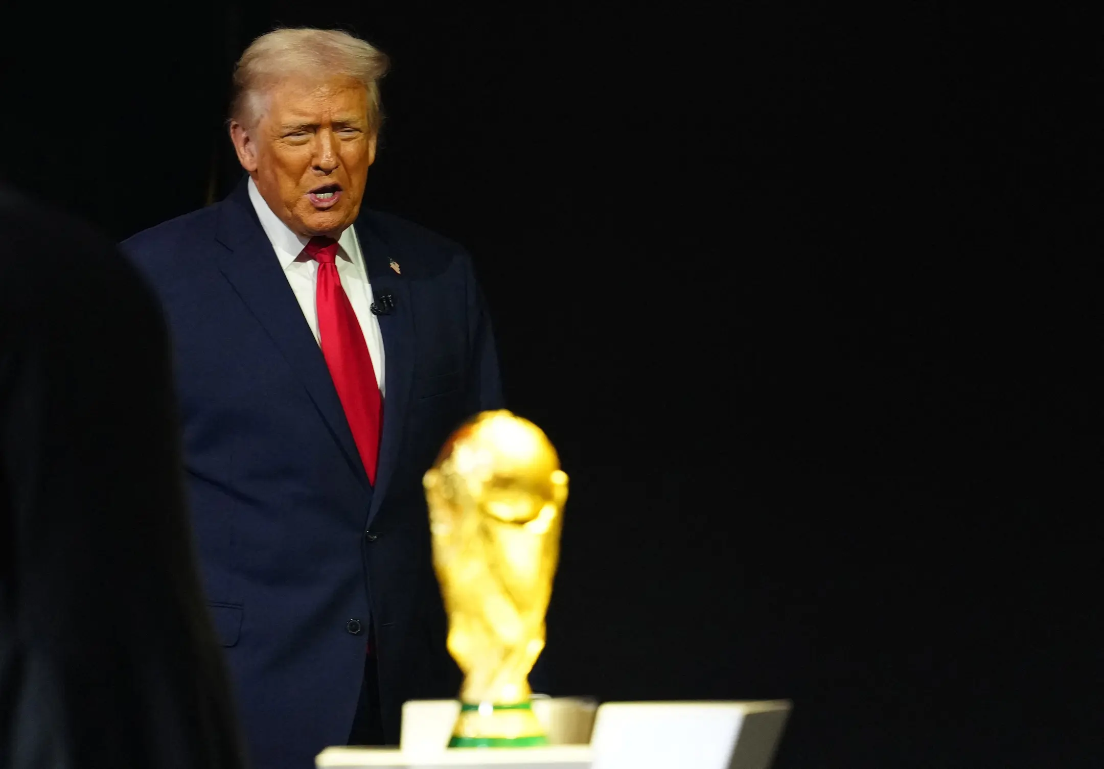 Trump vira chacota na web após nem “ajuda?