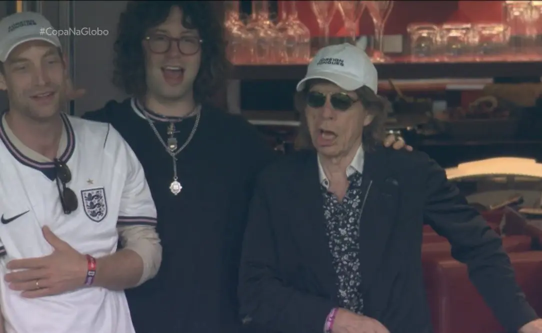 Filho brasileiro de Mick Jagger torce pela Inglaterra ao lado do pai e irmãos na semifinal da Copa