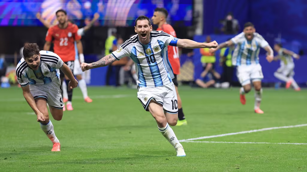 Messi, ídolo calado, joga contra Inglaterra clássico que vai além dos campos