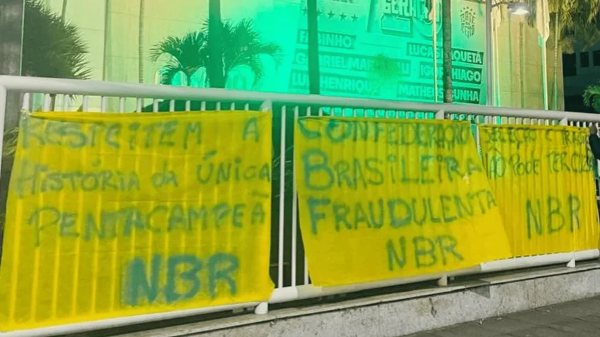 Eliminação do Brasil na Copa gera protesto de torcedores na sede da CBF